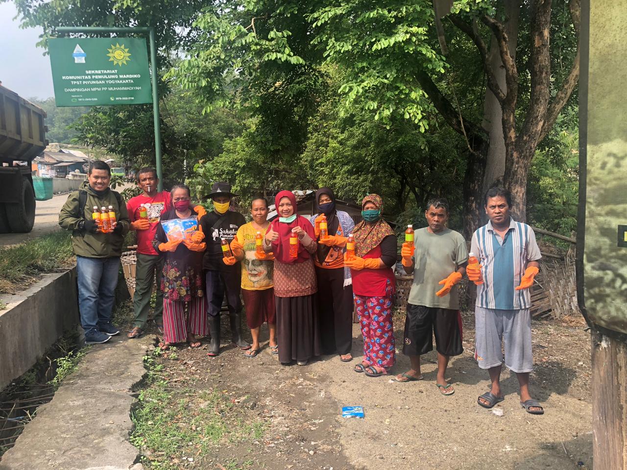 Bersama MPM Muhammadiyah, Komunikasi UNISA Bagikan Sabun Cuci Tangan ke Komunitas Pemulung
