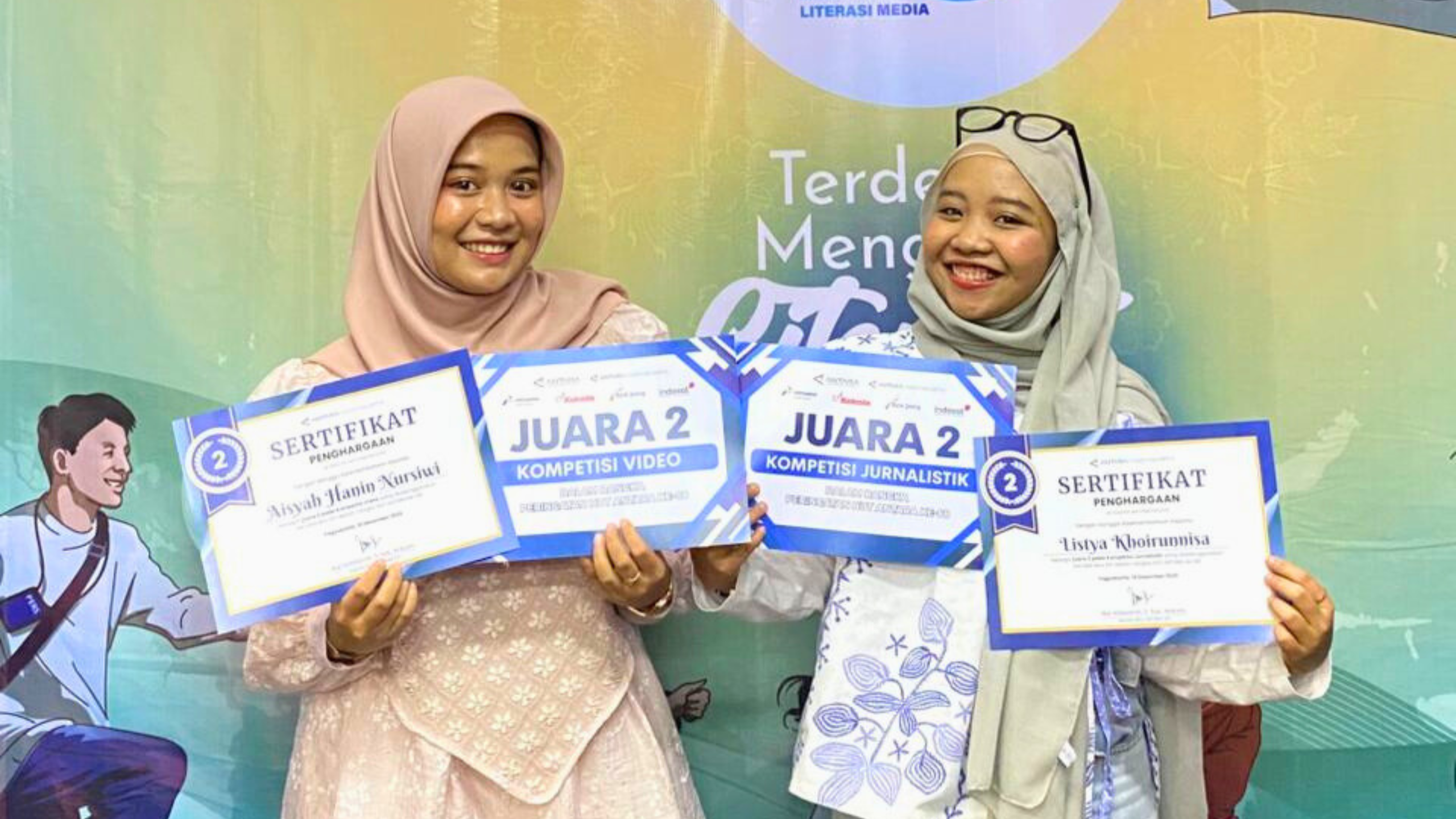 pemberian sertfikat prestasi dari Antara kepada mahasiswa Ilmu Komunikasi UNISA 