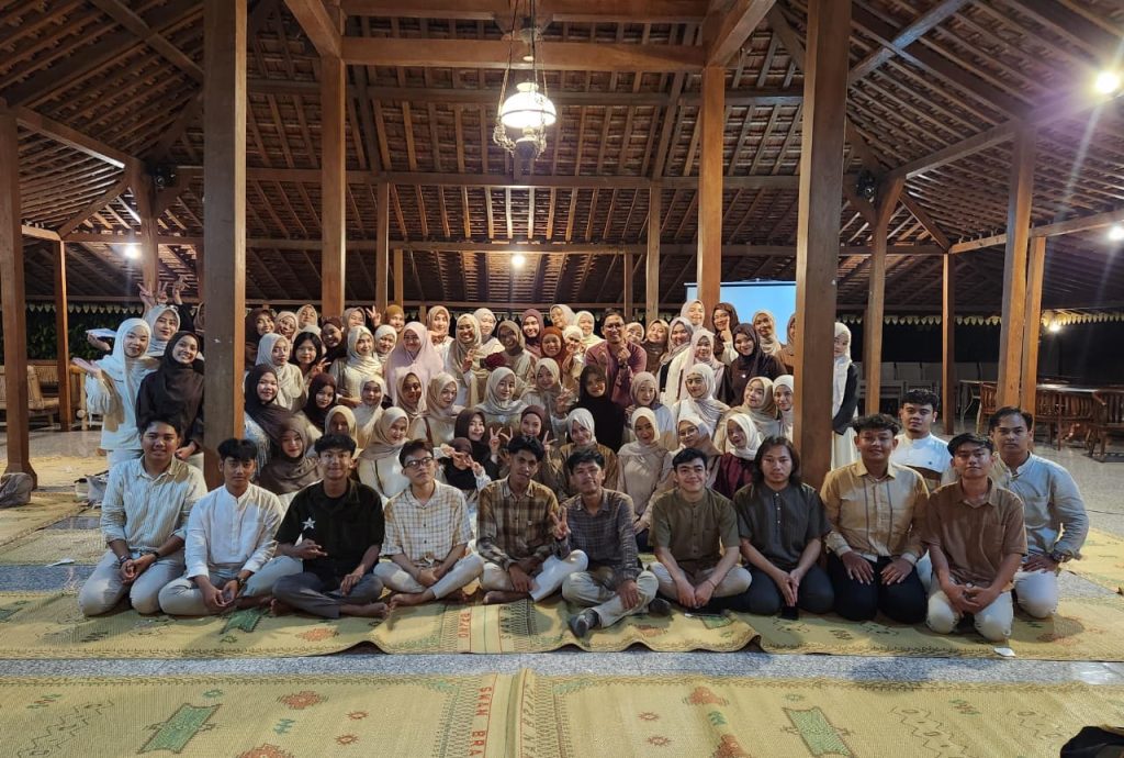Program Studi Ilmu Komunikasi Universitas 'Aisyiyah (UNISA) Yogyakarta melalui himpunan mahasiswanya, COSMICS, sukses menggelar acara halalbihalal di Omah Tinom Jogja, Sidoarum, Godean, pada Senin, 6 April 2026.