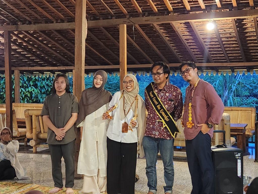 Program Studi Ilmu Komunikasi Universitas 'Aisyiyah (UNISA) Yogyakarta melalui himpunan mahasiswanya, COSMICS, sukses menggelar acara halalbihalal di Omah Tinom Jogja, Sidoarum, Godean, pada Senin, 6 April 2026.