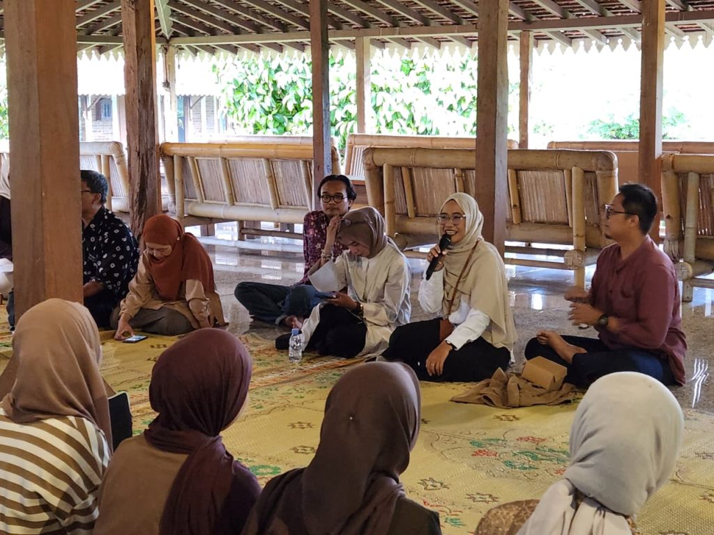 Program Studi Ilmu Komunikasi Universitas 'Aisyiyah (UNISA) Yogyakarta melalui himpunan mahasiswanya, COSMICS, sukses menggelar acara halalbihalal di Omah Tinom Jogja, Sidoarum, Godean, pada Senin, 6 April 2026.