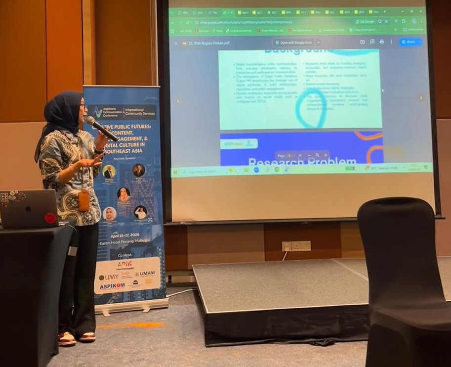 Dosen Ilmu Komunikasi, Dias Regian Pinkan saat mempresentasikan hasil penelitian dalam Jogjakarta Communication Conference, di Malaysia.